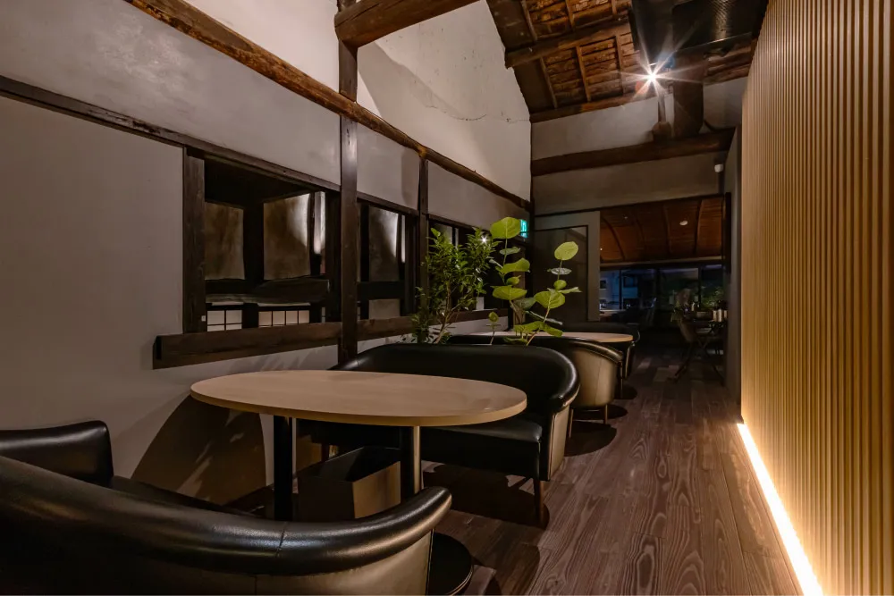 京都 烏丸御池 京町家リノベーションのトラットリアBONSAI 1877のソファ席もある2階ダイニング